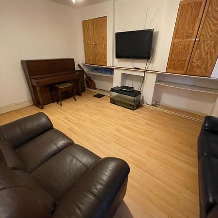Elmdene Road - Large Room Лондон Екстериор снимка